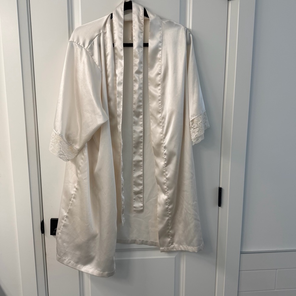 Elegant Cream Kimono Robe with Lace Trim